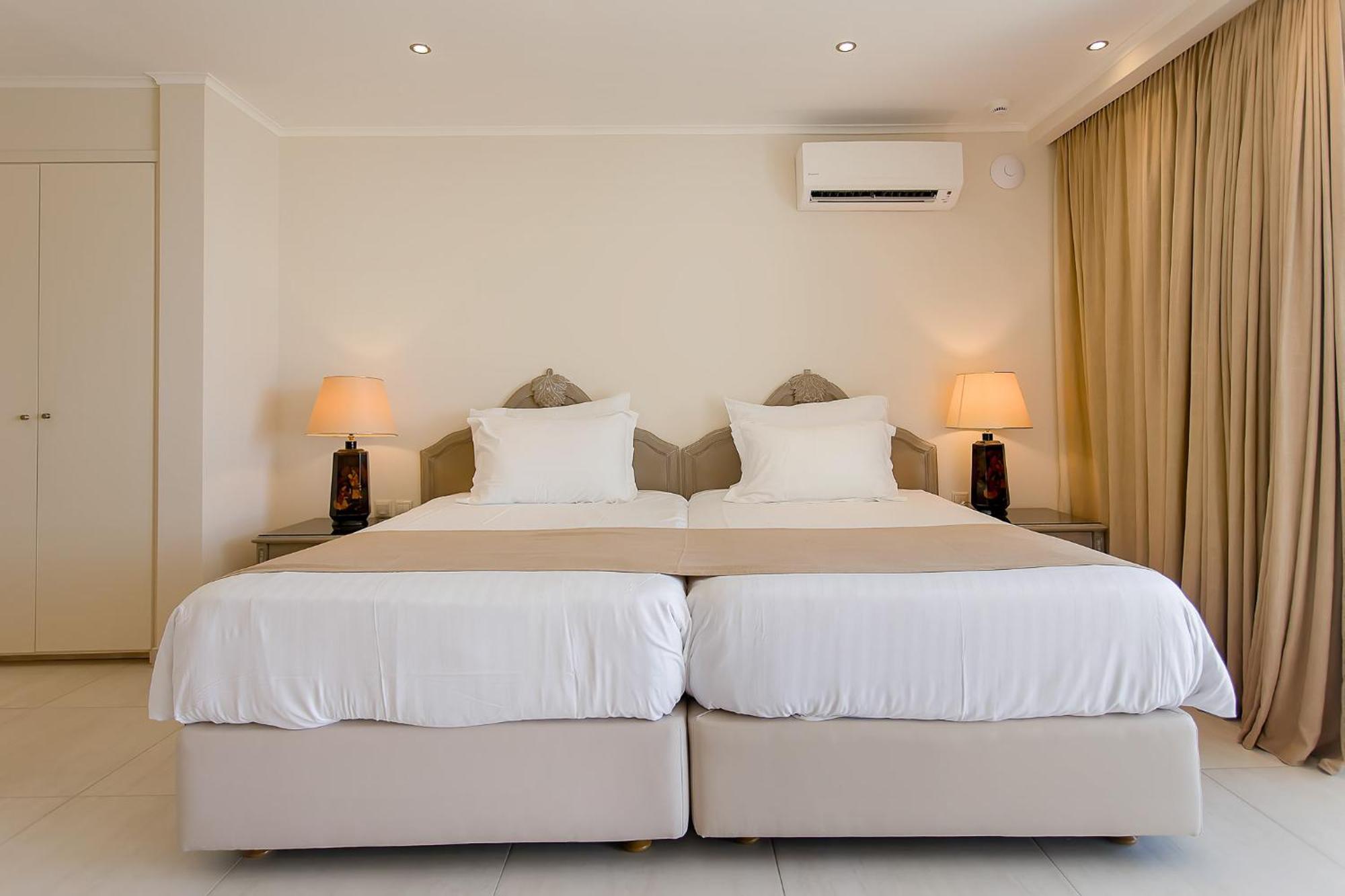 Corfu Holiday Palace Perama (Corfu) Exterior foto A bedroom with two single beds