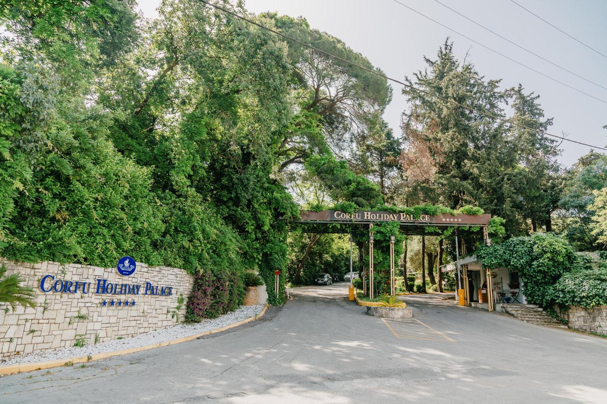 Corfu Holiday Palace Perama (Corfu) Exterior foto Entrance to the resort