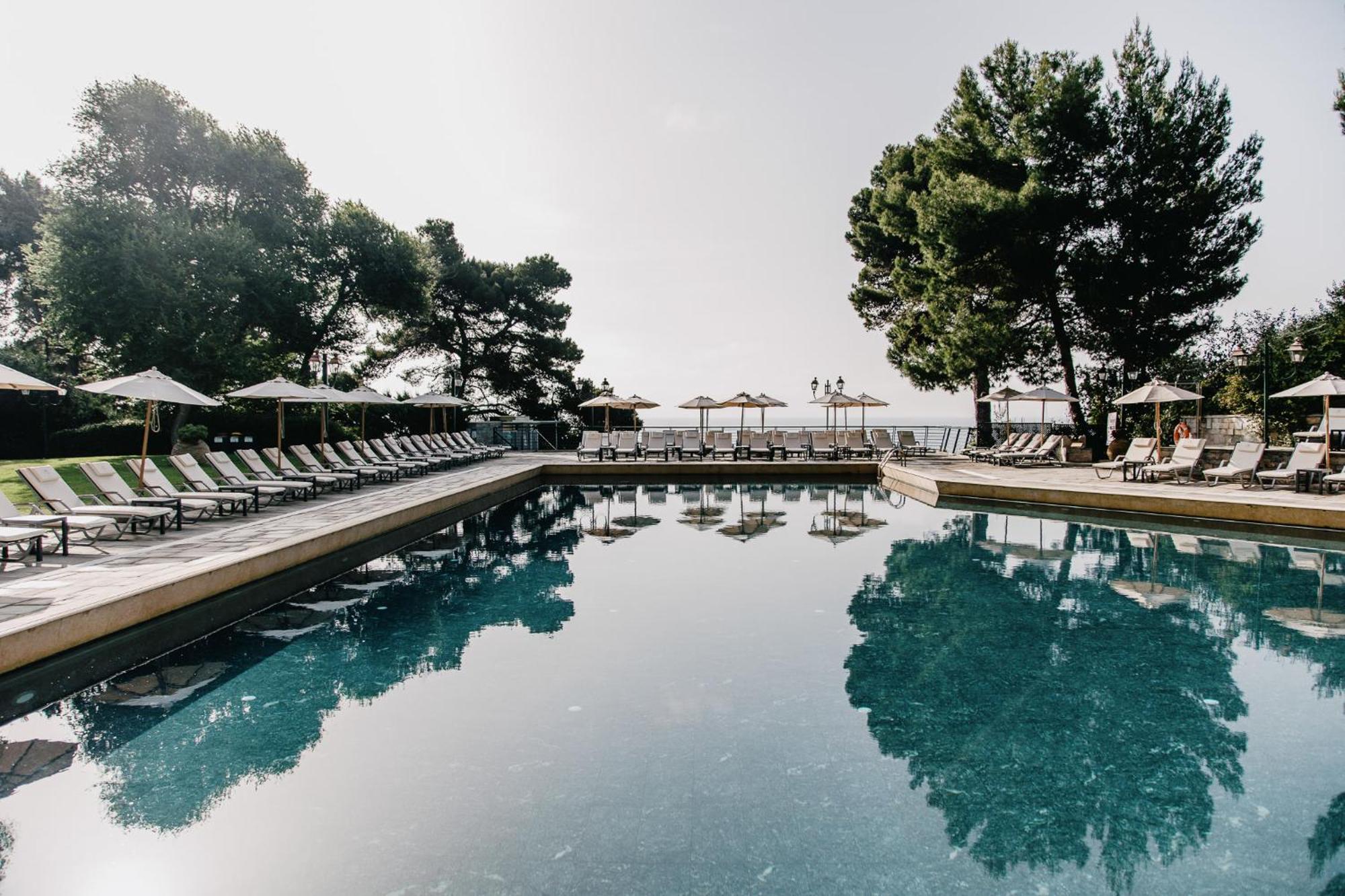 Corfu Holiday Palace Perama (Corfu) Exterior foto The pool at the Hotel de la Villa d'Alcôte