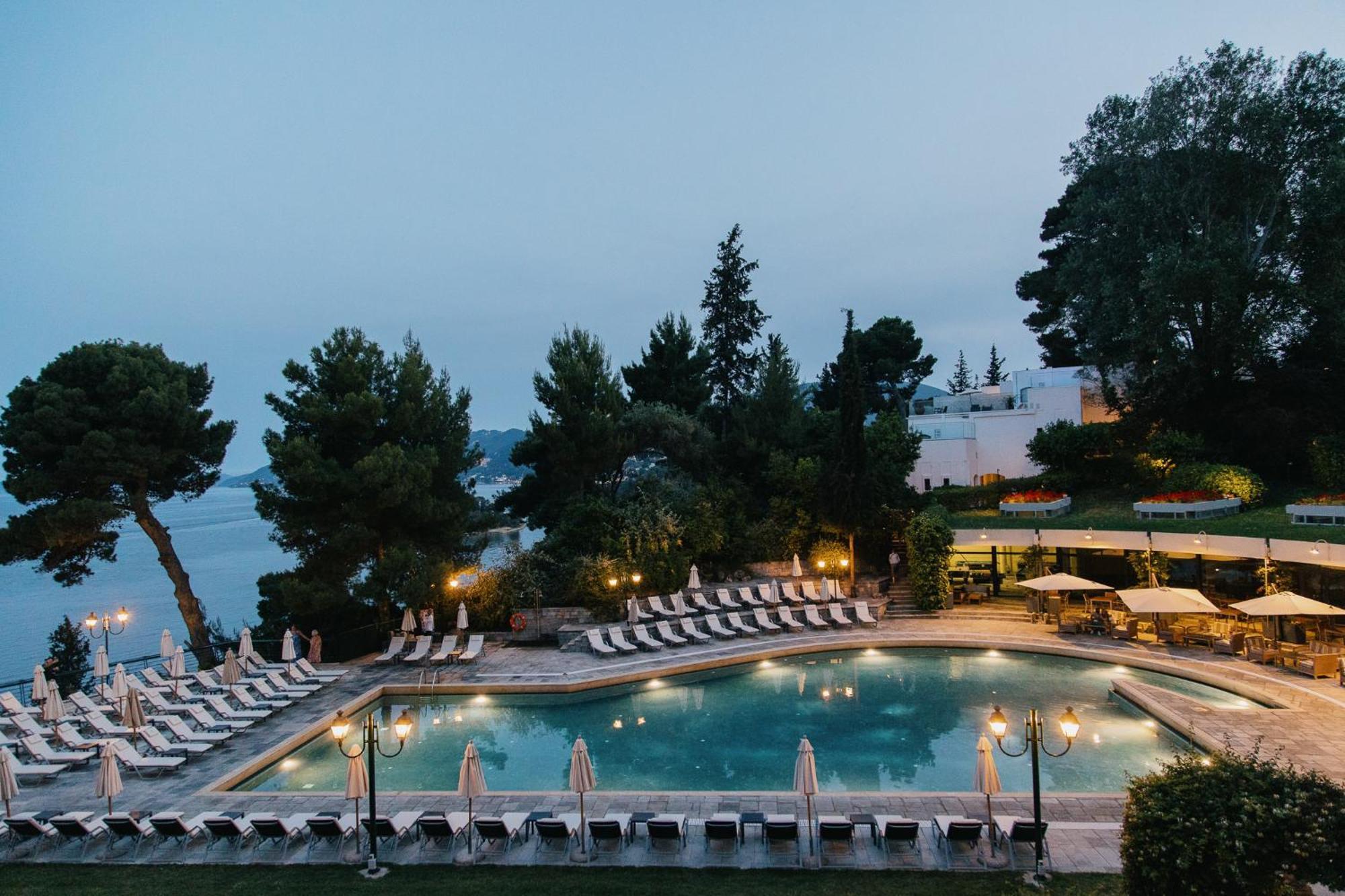 Corfu Holiday Palace Perama (Corfu) Exterior foto The swimming pool at the Hotel Splendid