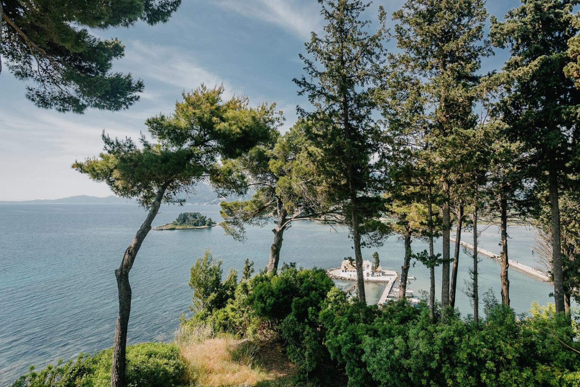 Corfu Holiday Palace Perama (Corfu) Exterior foto View of the bay of Port of Skopelos