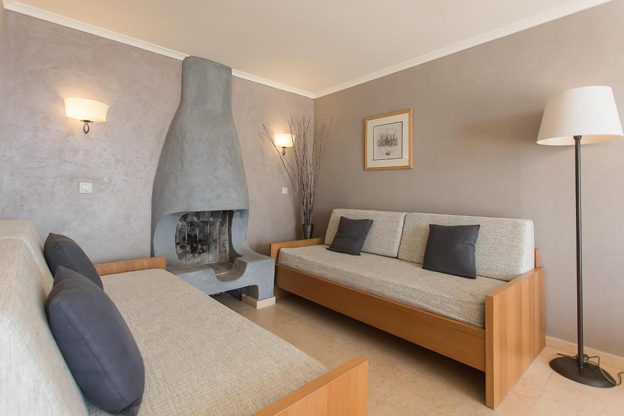 Corfu Holiday Palace Perama (Corfu) Exterior foto A living room with a fireplace