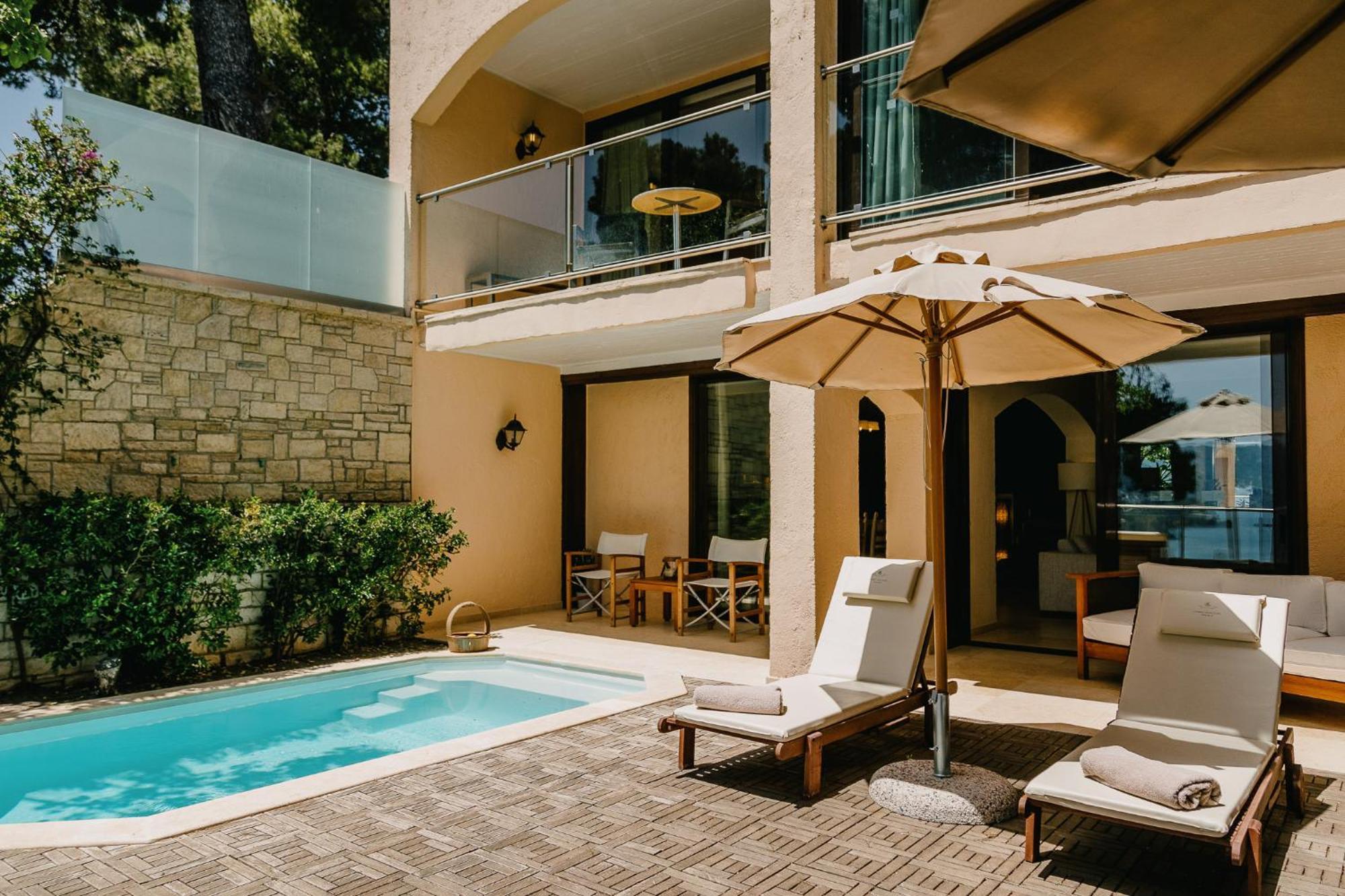 Corfu Holiday Palace Perama (Corfu) Exterior foto A private pool at a hotel