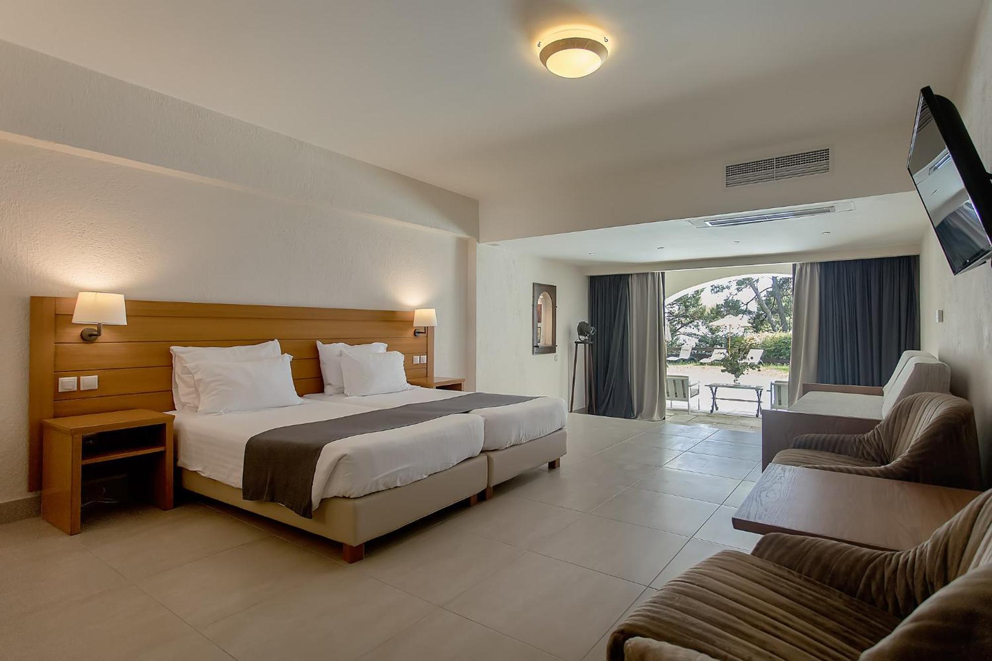 Corfu Holiday Palace Perama (Corfu) Exterior foto A room at the hotel